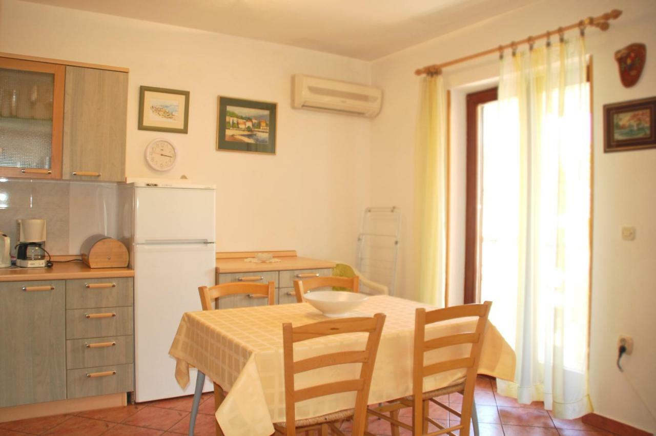 Apartment Branko With Free Parking Ičići Екстериор снимка